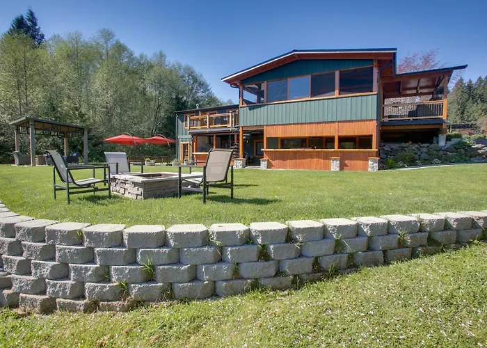 Puget Sound Views, 8.5 Acres! Luxury Outdoor Oasis